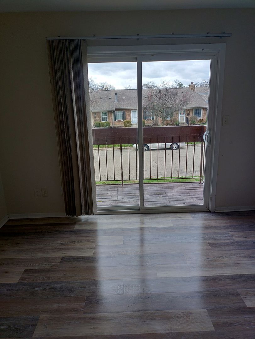 Vandalia Apartment: 128 East Van Lake