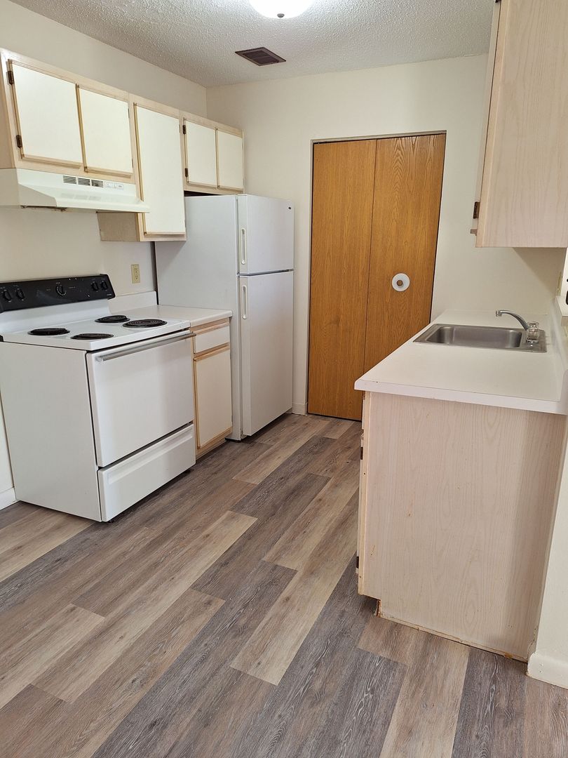 Wapakoneta Apartment: 402 Ashland Ave
