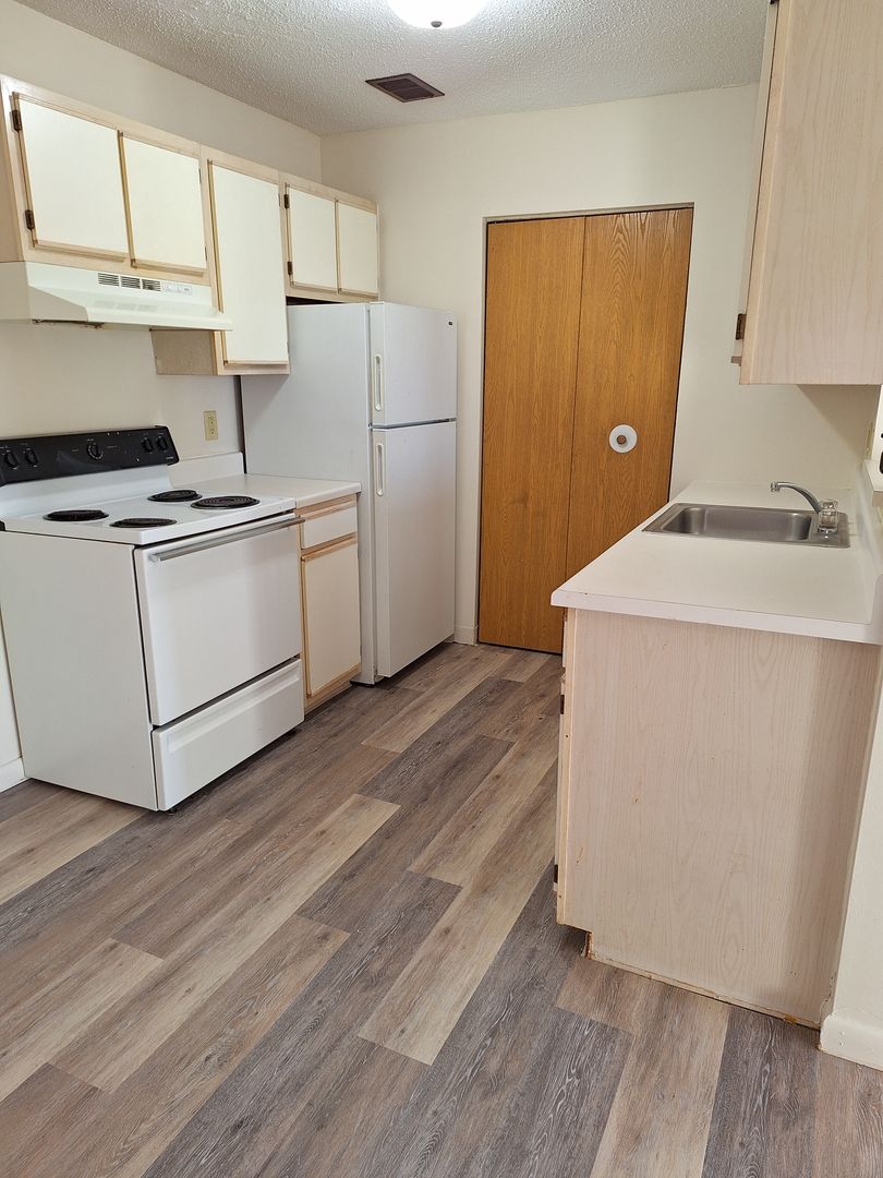 Wapakoneta Apartment: 402 Ashland Ave