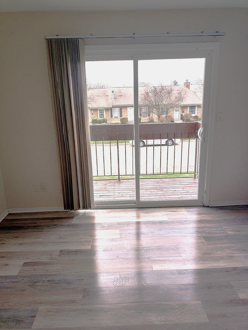 Vandalia Apartment: 120 East Van Lake