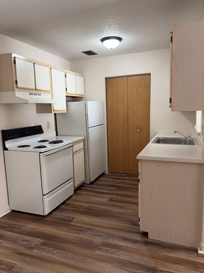 Wapakoneta Apartment: 402 Ashland Ave