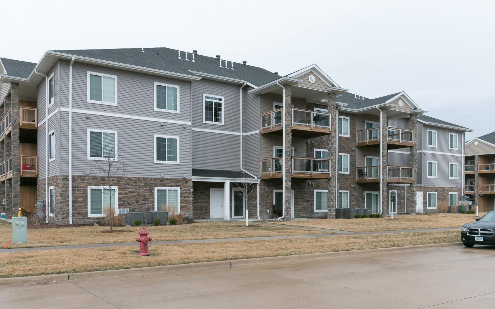 North Liberty Apartment: 1680 Lincoln Dr
