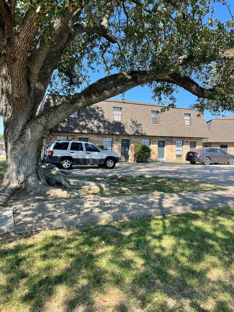 Lafayette Apartment: 308 Loire Avenue