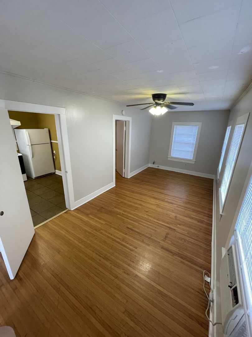 Lafayette Apartment: 609 Jefferson Blvd