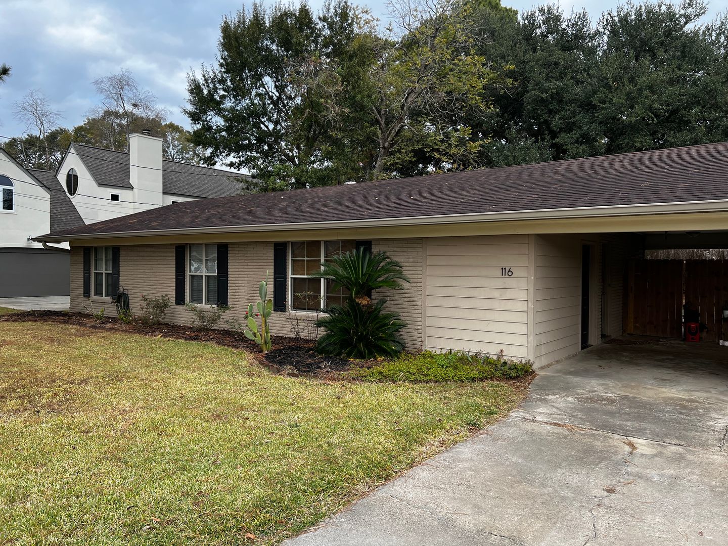 Lafayette House: 116 Mathews Blvd