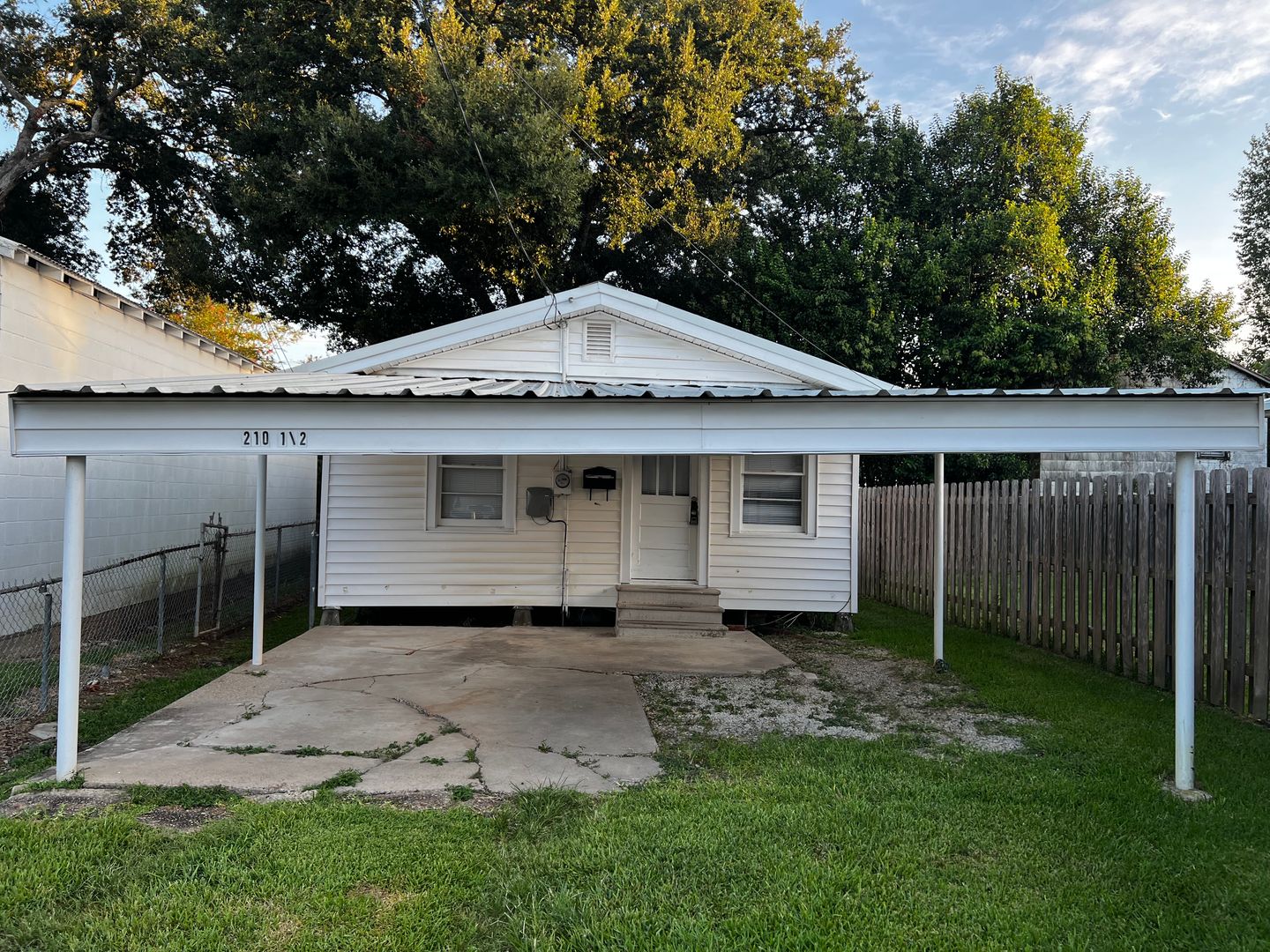 Lafayette Apartment: 210 St. Michael Street