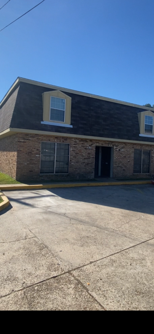 Lafayette Apartment: 2401 NW Evangeline Thwy