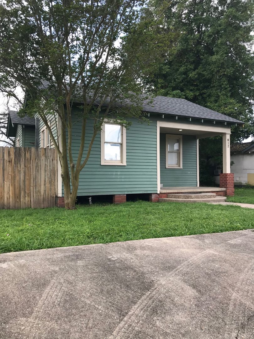Lafayette House: 812 General Mouton Avenue