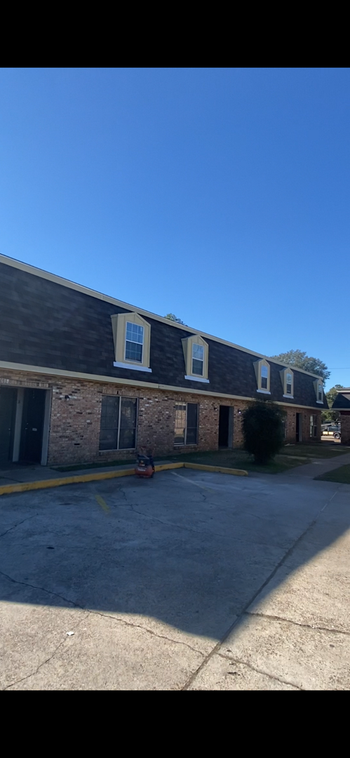 Lafayette Apartment: 2401 NW Evangeline Thwy