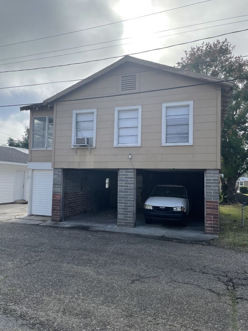 Lafayette Apartment: 609 Jefferson Blvd