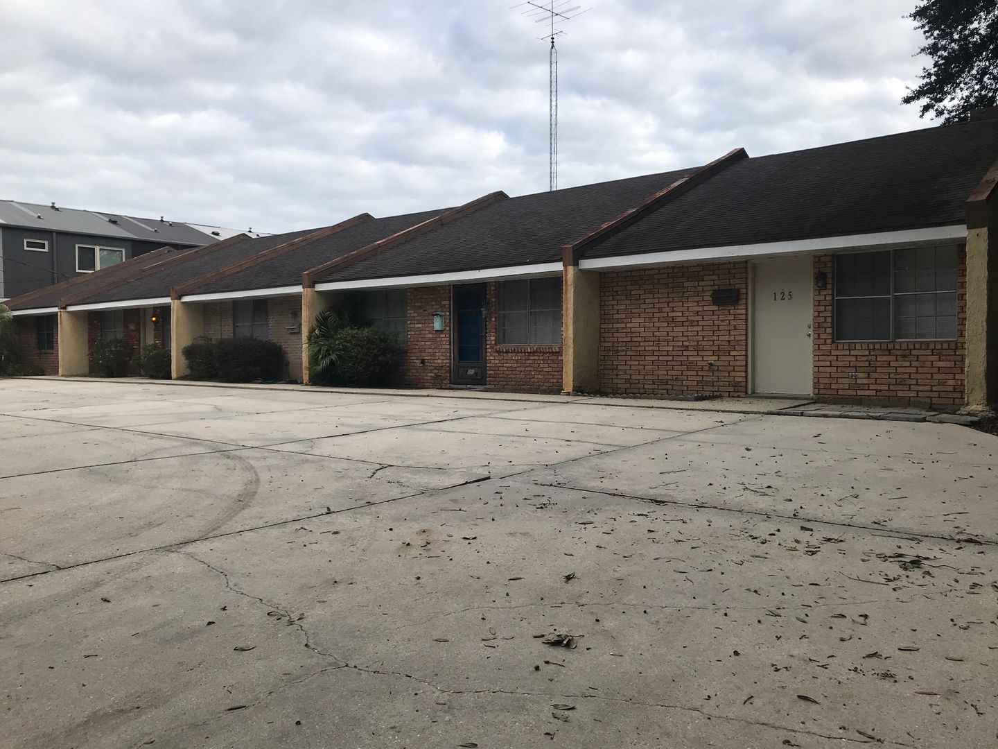 Lafayette Apartment: 117 Bayou Street