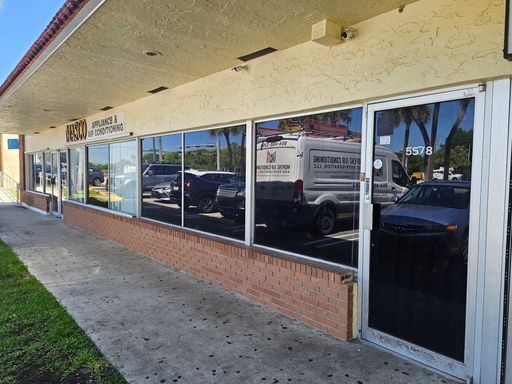 Storefront Bay Near Fort Lauderdale Executive Airport – photo 1