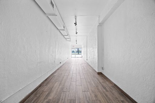 Retail Store Front Bay on Federal Highway – photo 1
