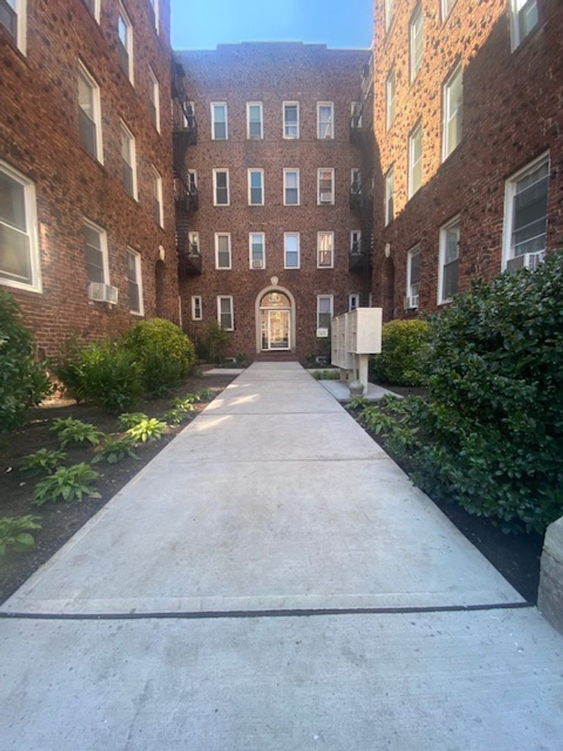Palisades Park Apartment: 30 West Harriet Avenue