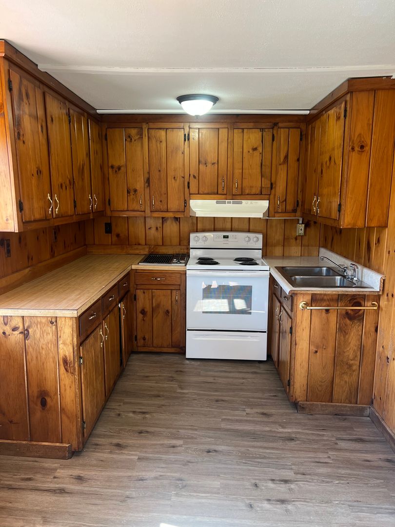 Oakland Apartment: 11 Center St