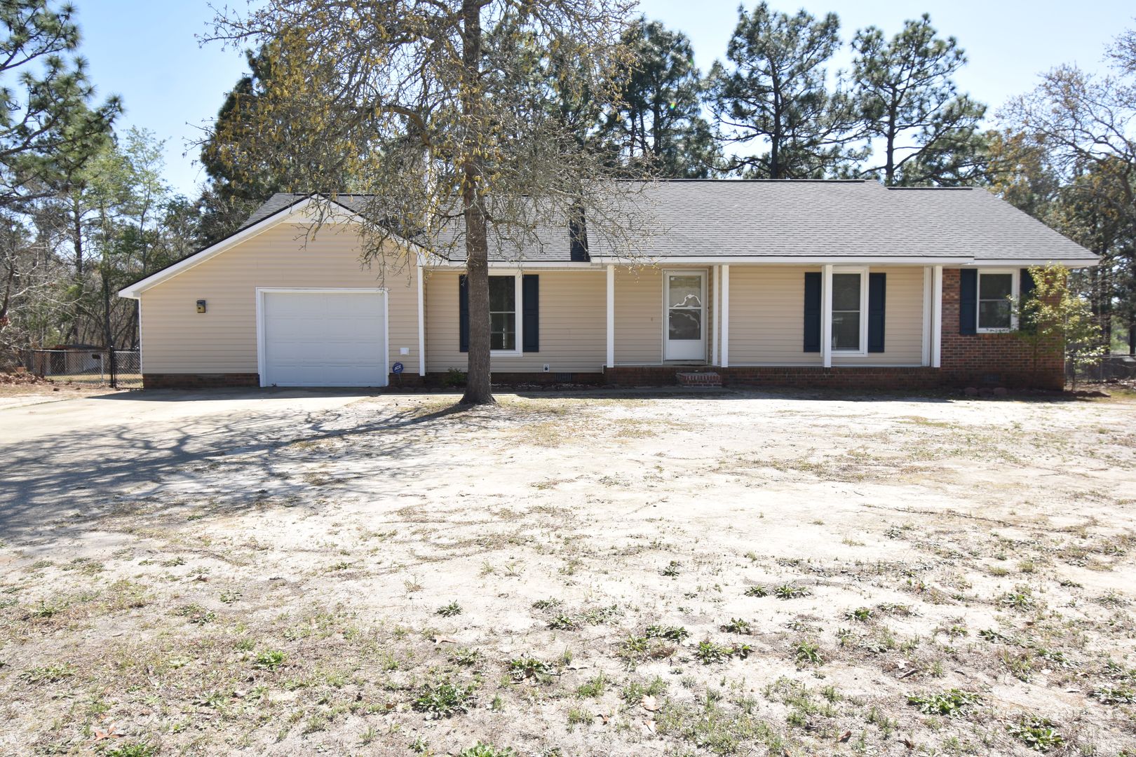 Fayetteville House: 6901 Woodmark Dr