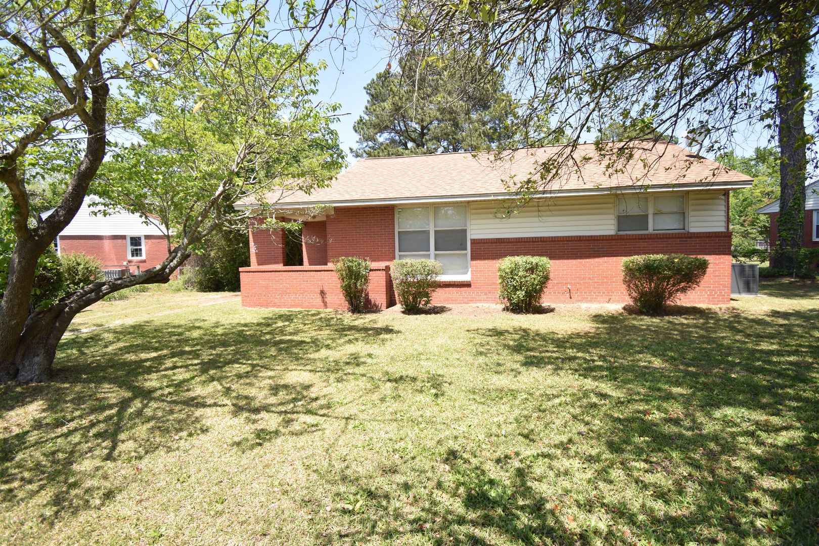 Fayetteville House: 486 McBain Dr