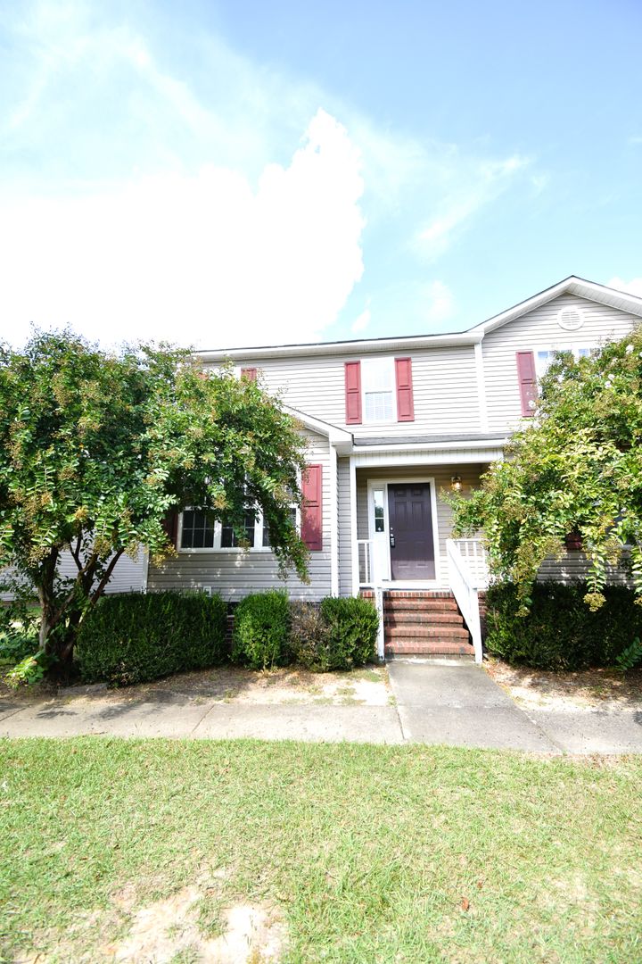 Hope Mills House: 420 Sheila St