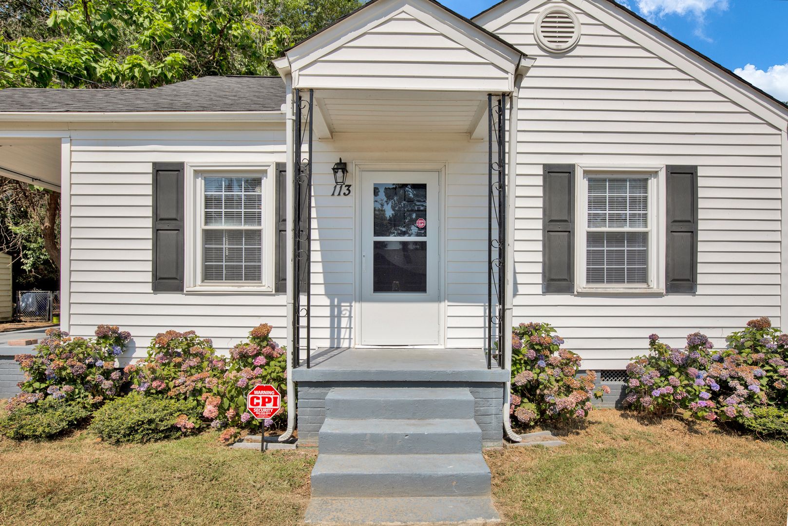 Available Now! 2 Bedroom 1 Bath In Fayetteville- Small Dogs Okay