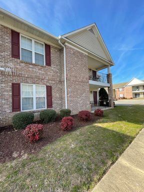 Well Maintained, 1st Floor Unit~3 Bedroom 2 Bathroom Condo – photo 1