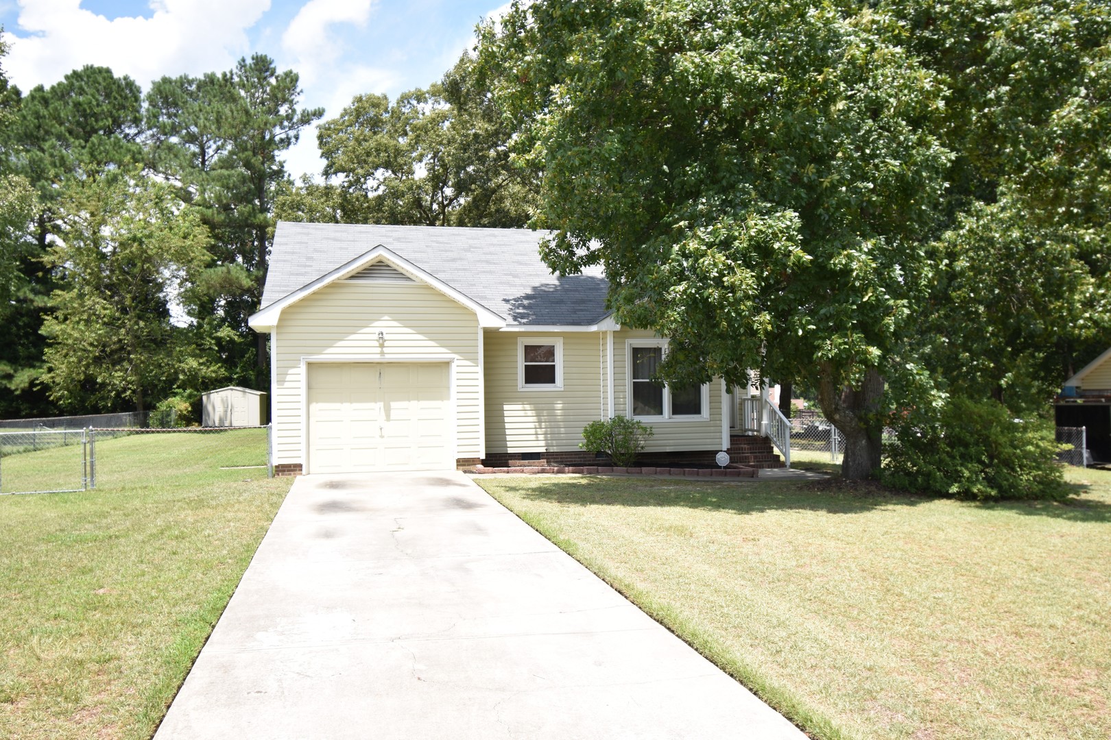 Raeford House: 121 Sprucepine Dr