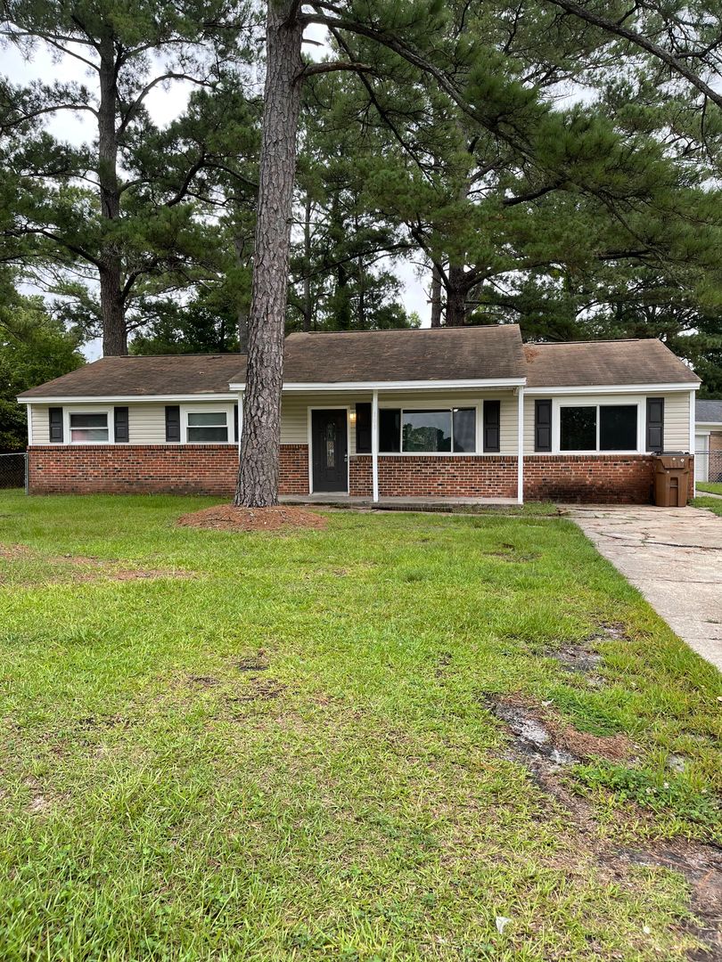 Jacksonville House: 101 Ivey Court