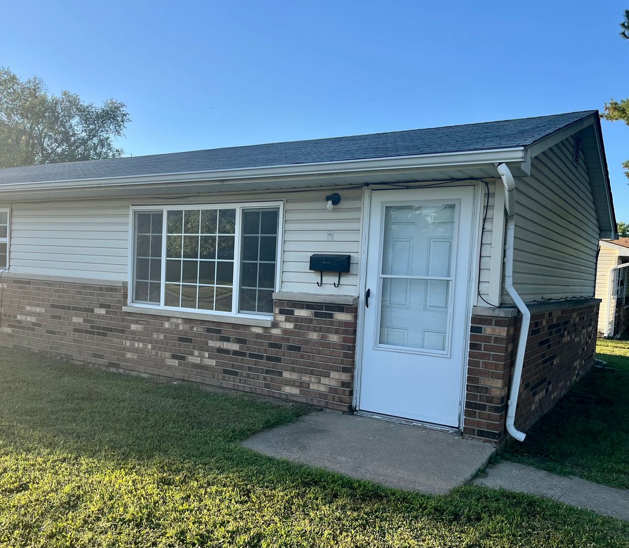 East Alton Apartment: Kent St.