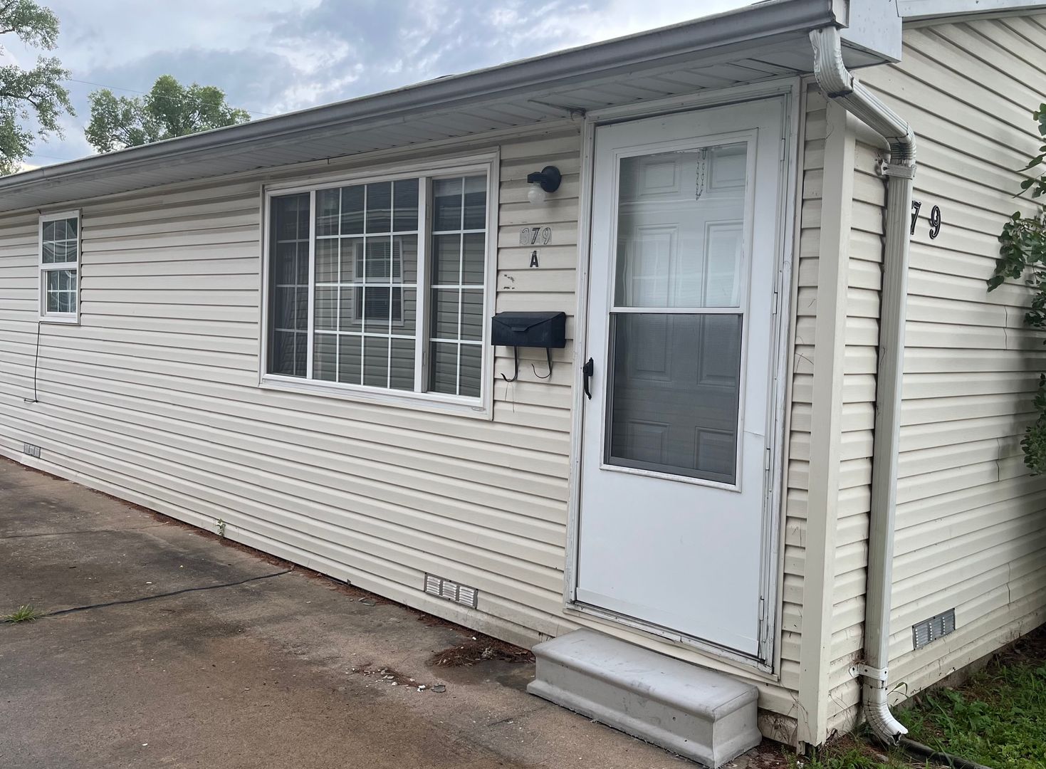 East Alton Apartment: Kent St.