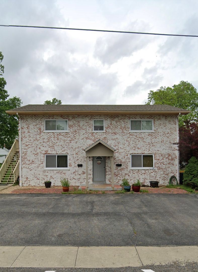 Freeburg House: 113 E. Apple Street Apt B