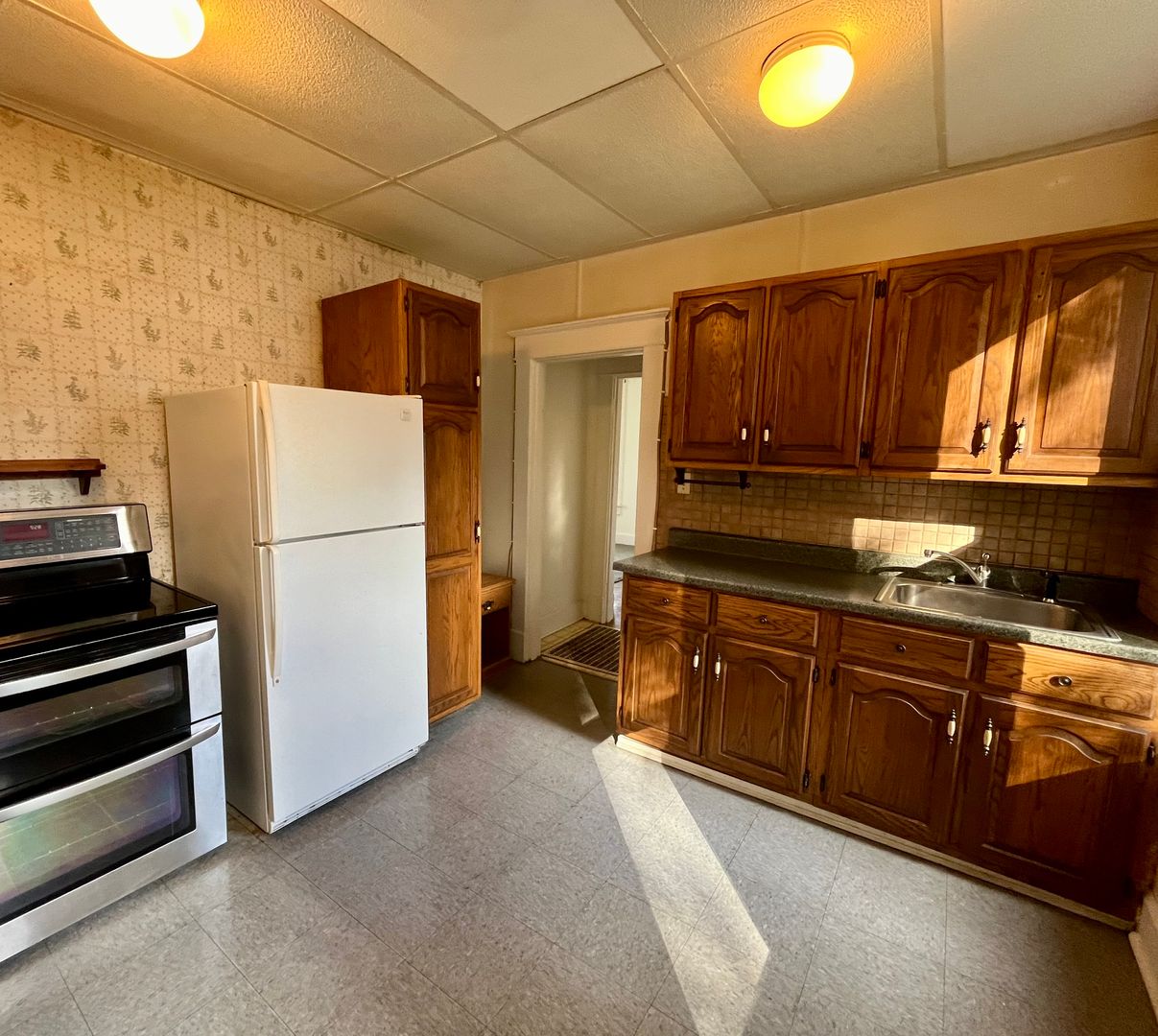 Alton Apartment: 201 E. 6th St.