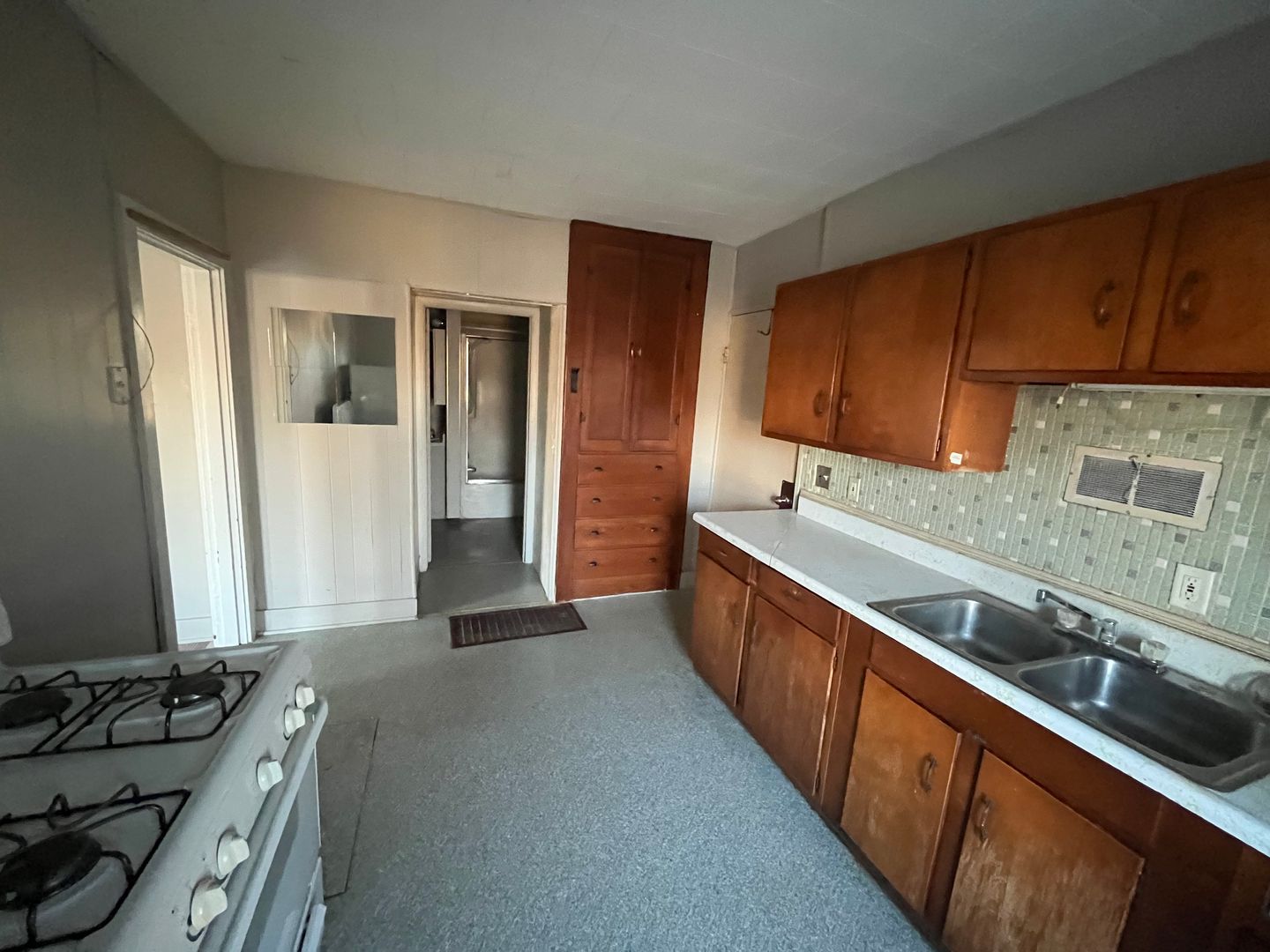 Roxana Apartment: 103 W 1st St.