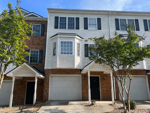 3 Level Townhome in Wyndhurst – photo 1