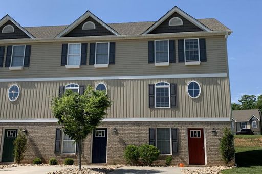 Three Level Townhome off Wards Road – photo 1