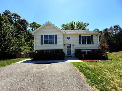 Split Foyer in New Towne Neighborhood – photo 1
