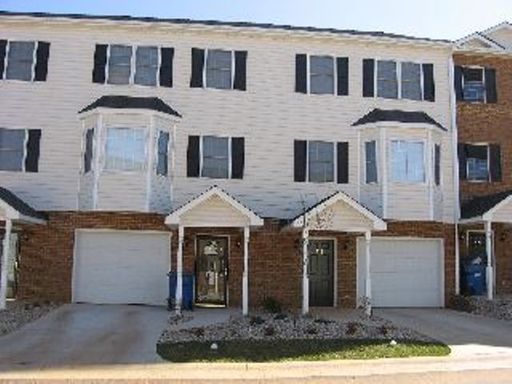 3 Level Townhome in Wyndhurst – photo 1