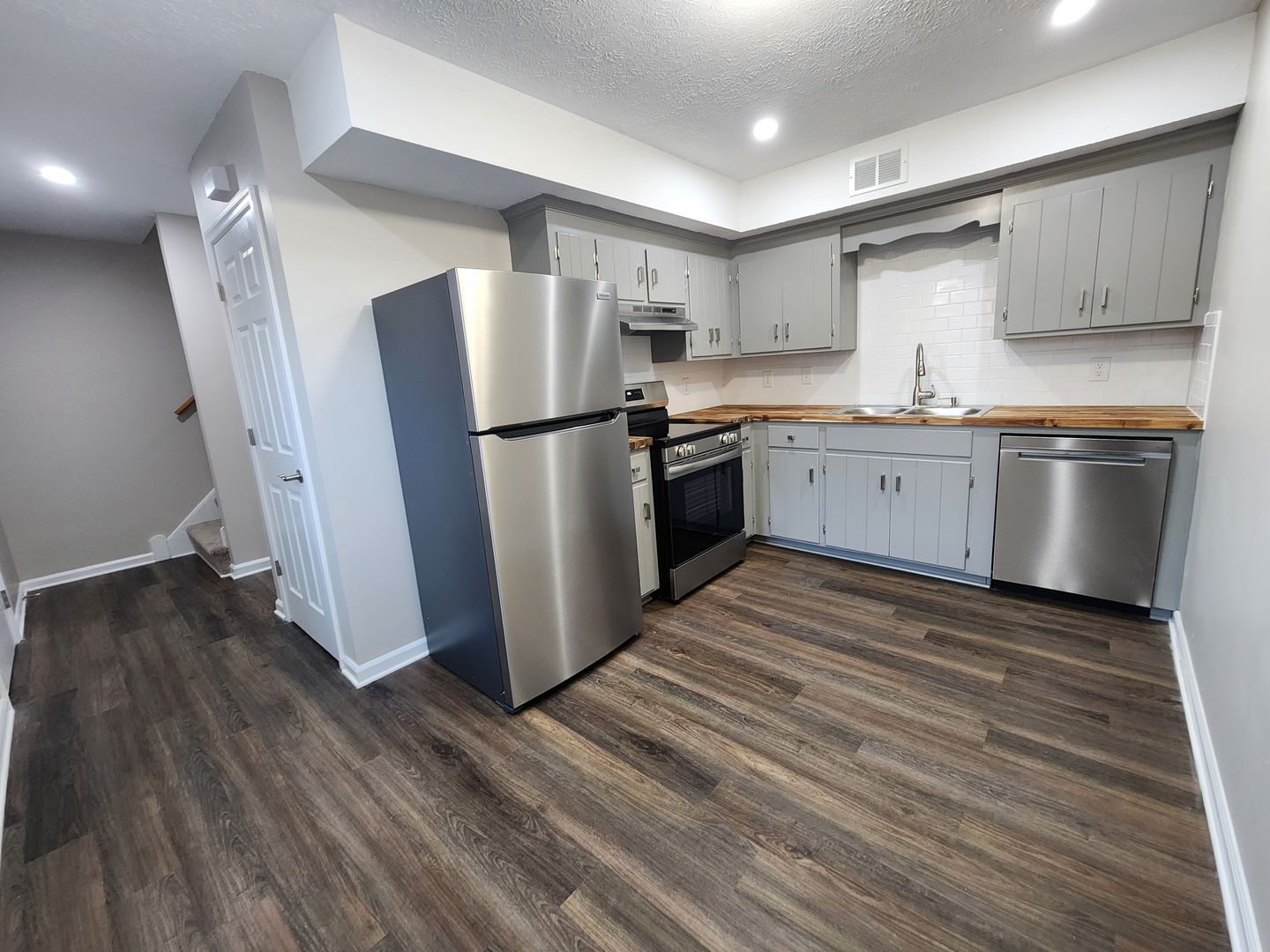 Madison Heighs Apartment: 146-152 Oakwood Drive