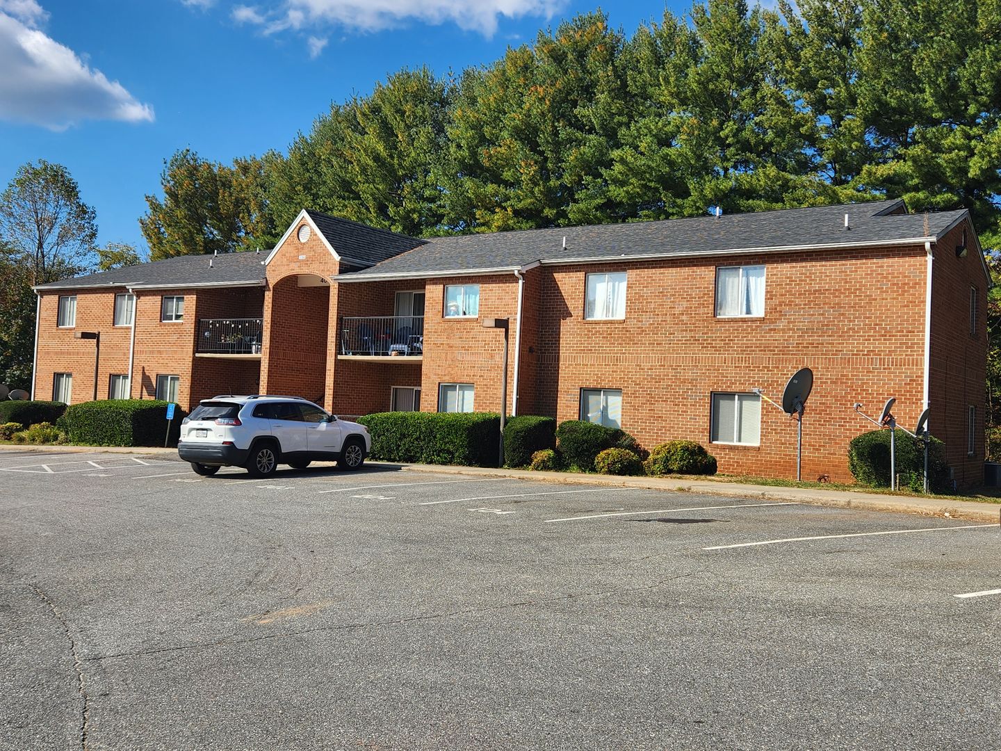 Madison Heights Apartment: 121, 122, 140, 156 Westwind Court