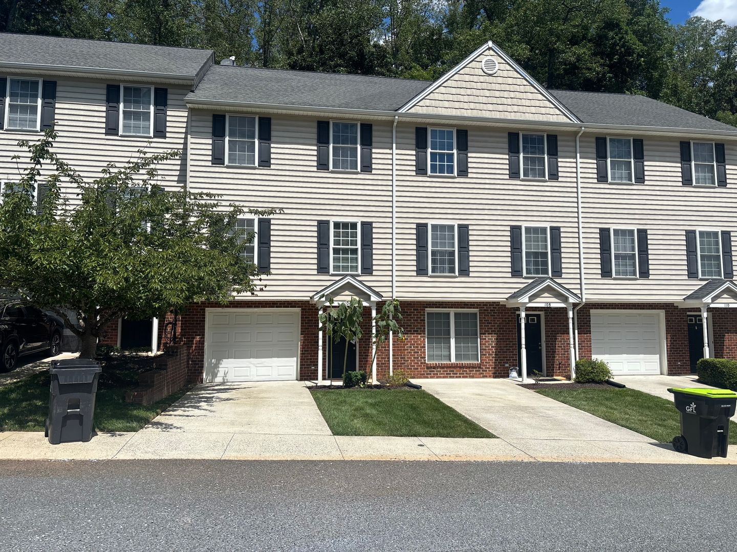 Lynchburg Townhome: 2009 Lakeside Drive #106