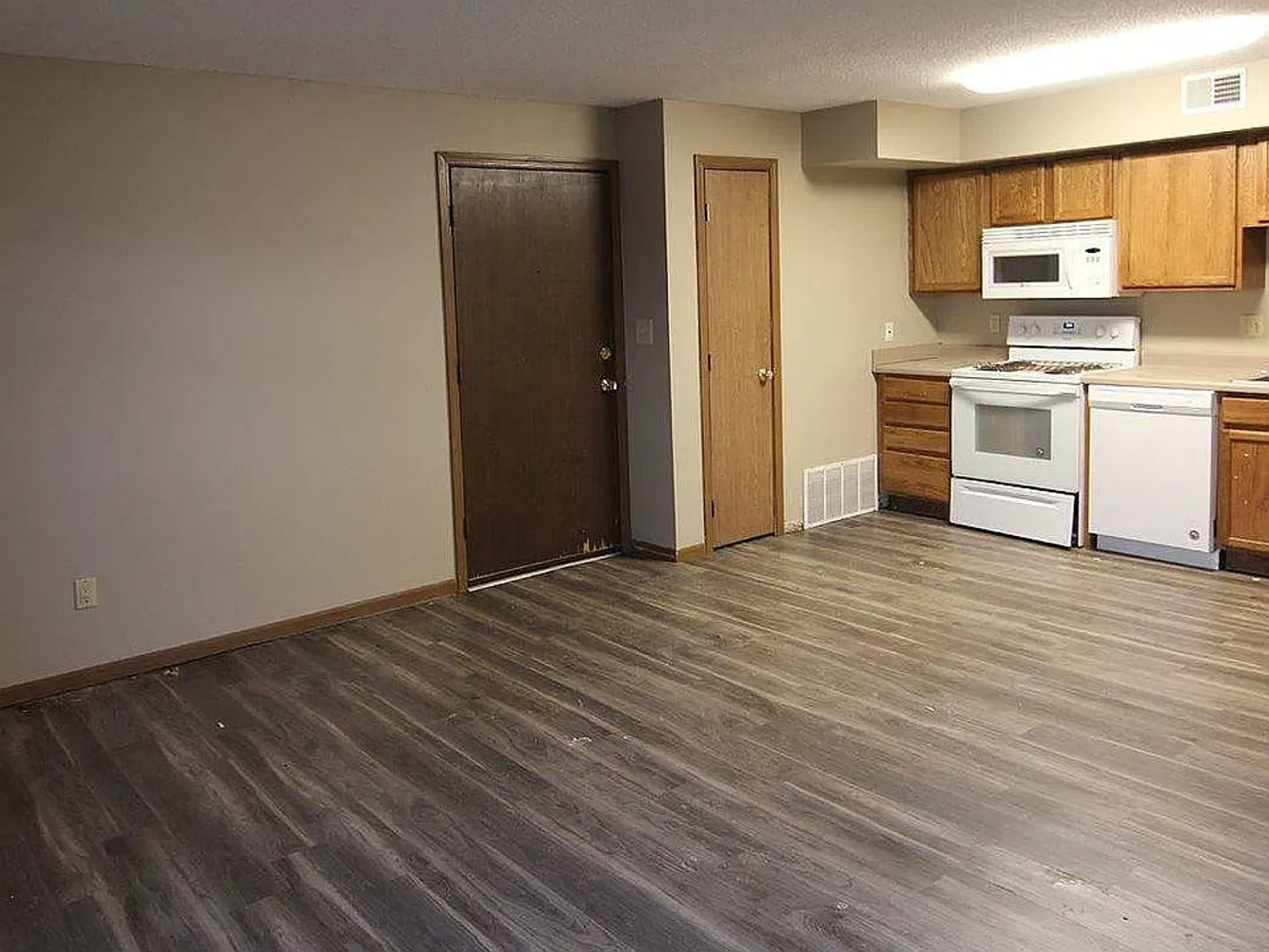 Iowa City Apartment: 1124 Oakcrest St