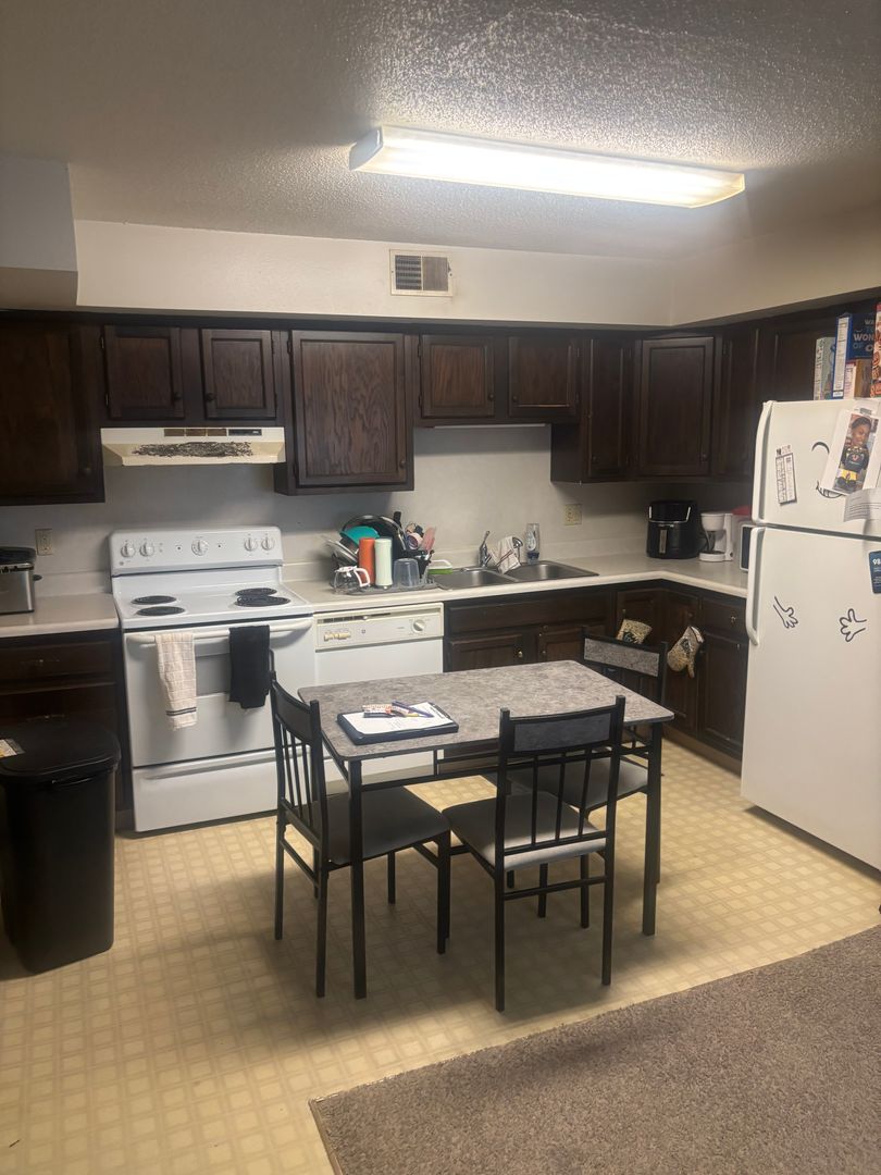 Iowa City Apartment: 1124 Oakcrest St