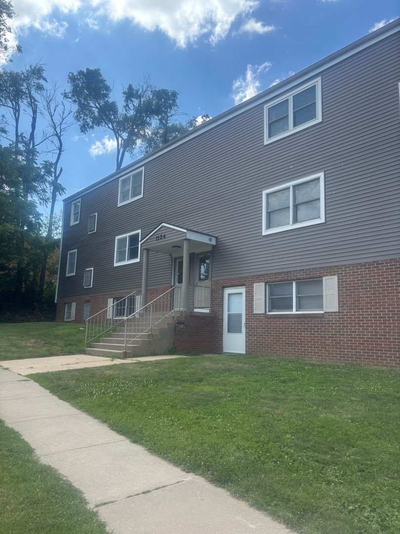 Iowa City Apartment: 1124 Oakcrest St