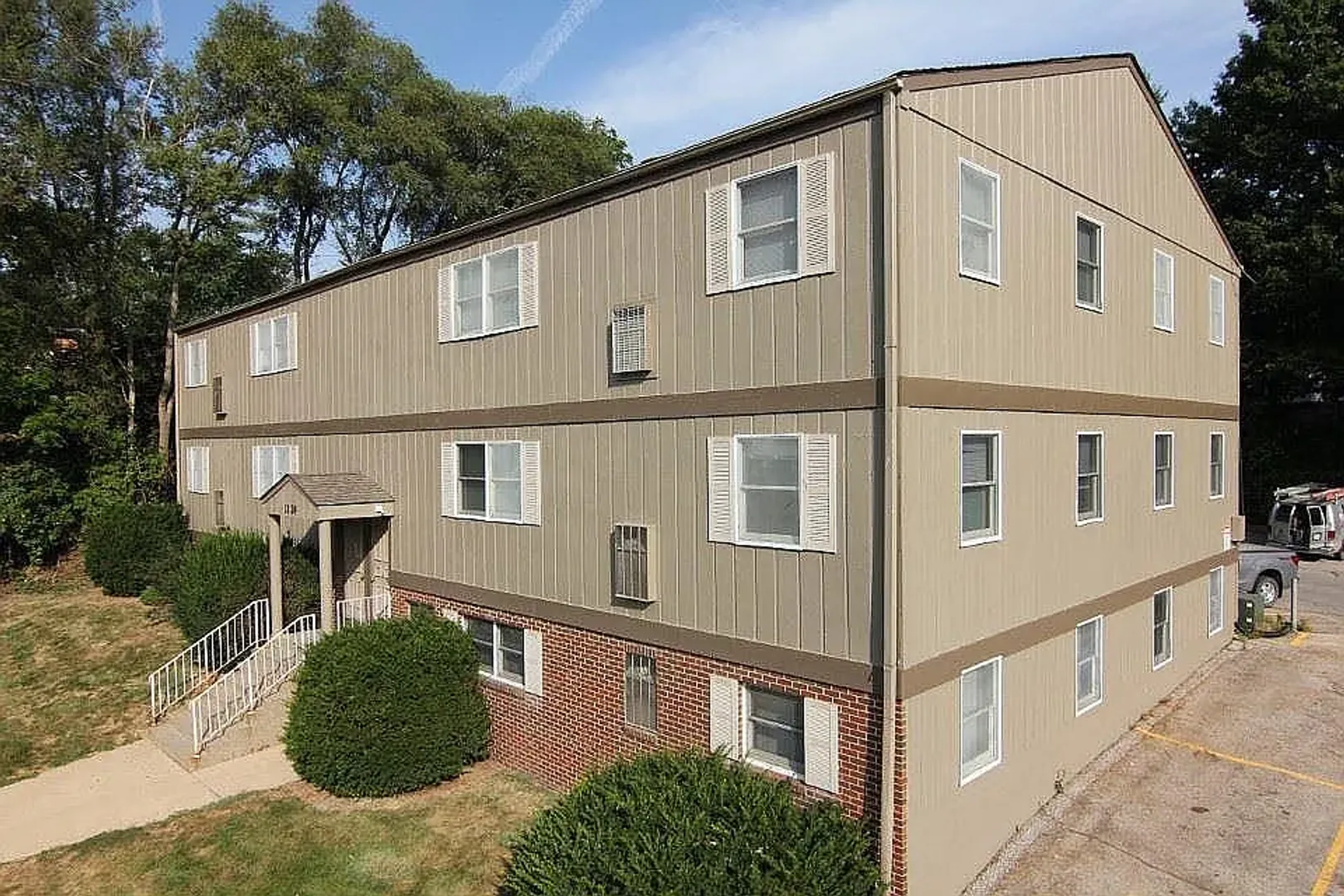 Iowa City Apartment: 1124 Oakcrest St