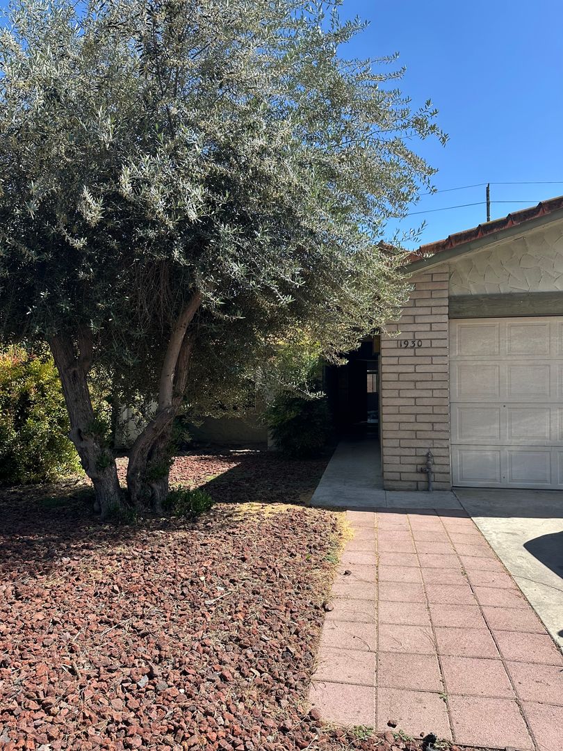 Visalia House: 1930 S Royal Oaks Dr