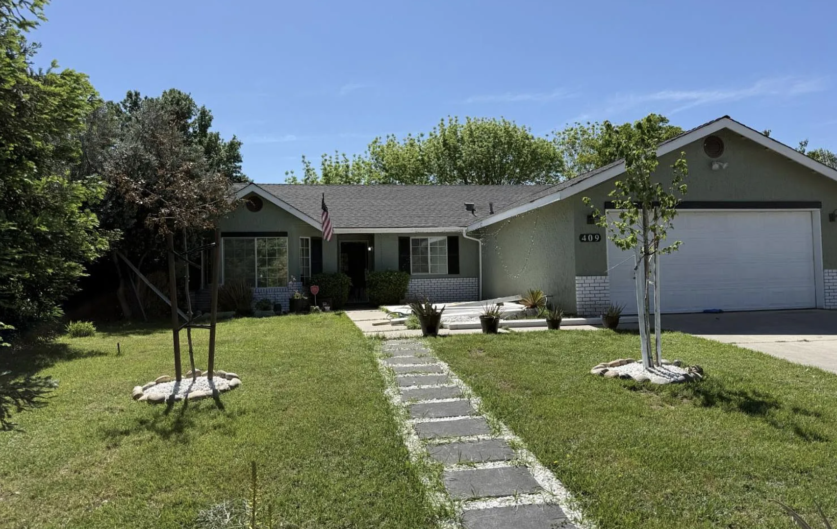 Visalia House: 409 W Packwood Ave