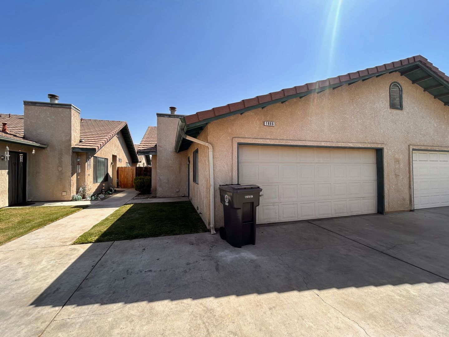 Tulare Apartment: 1860-1896 E Henshaw Ave