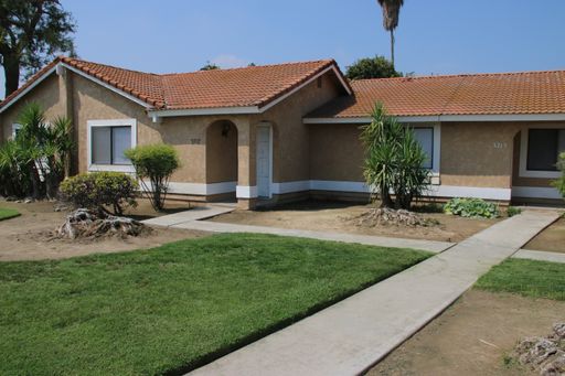 Freshly remodeled 2 bedroom, 2 bath apartment, close to shopping and restaurants! – photo 1