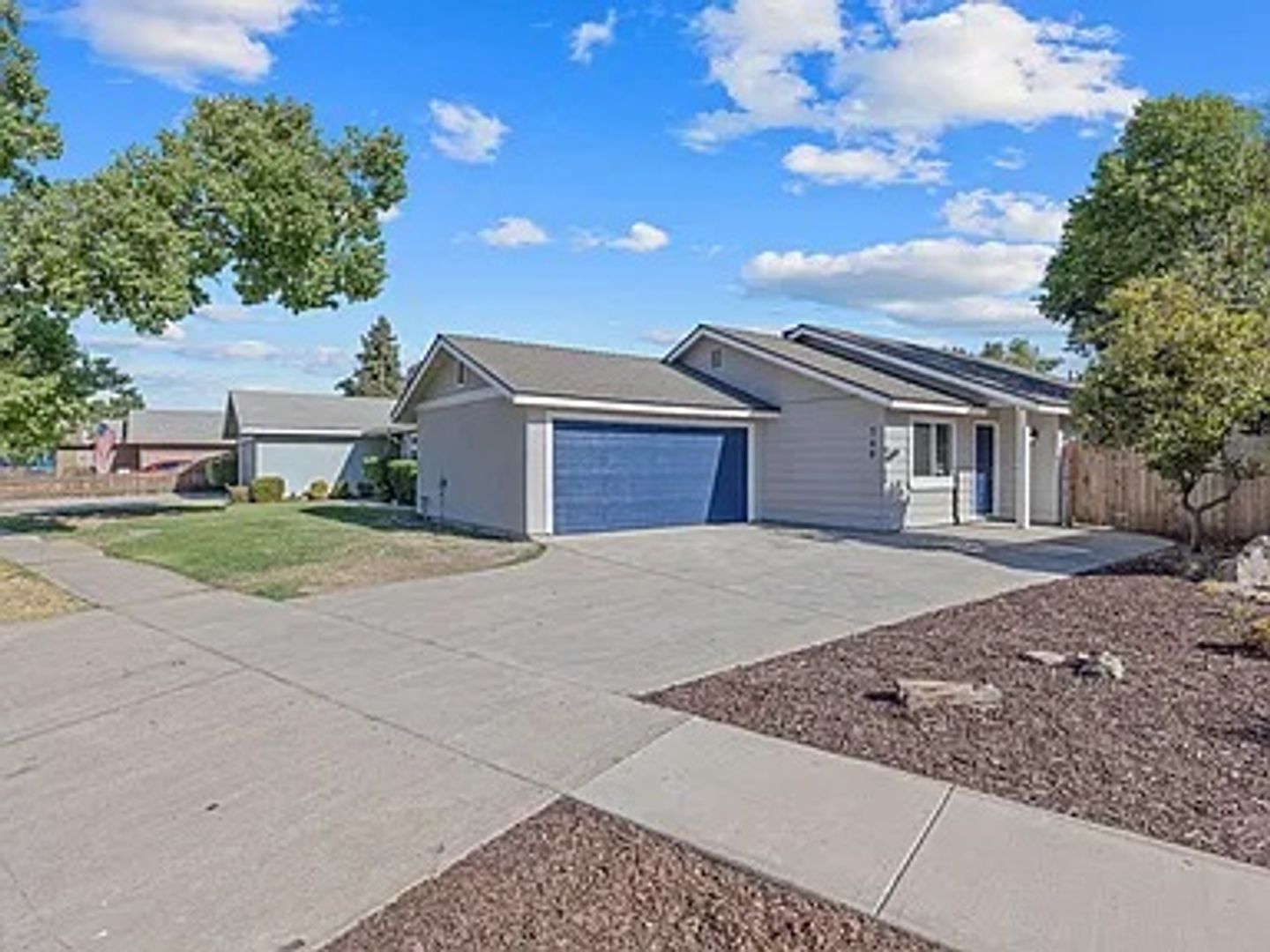 Visalia House: 749 W. Robin Ave.