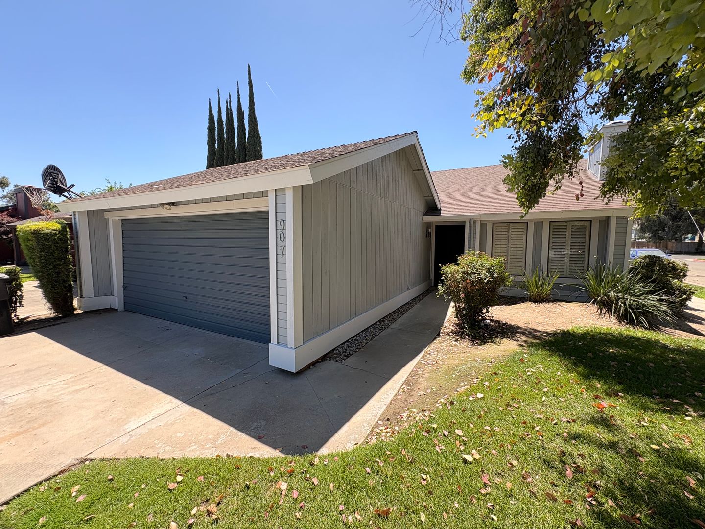 Visalia House: 907 E. Oakridge