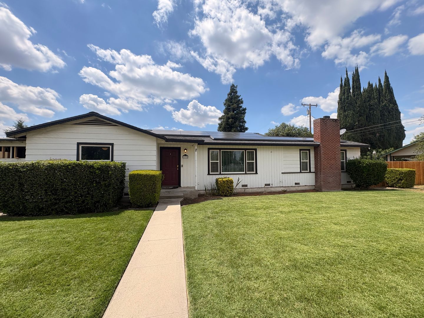Visalia House: 1035 S Woodland St