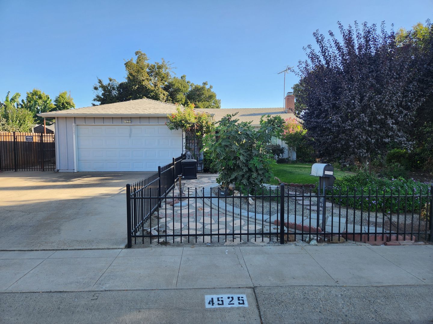 Visalia House: 4525 W Paradise Ave